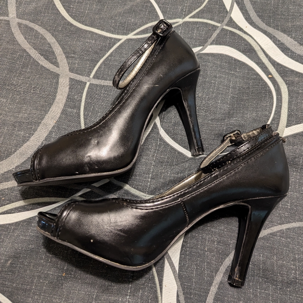 Fioni Black Platform Peep-toe Heels 🖤